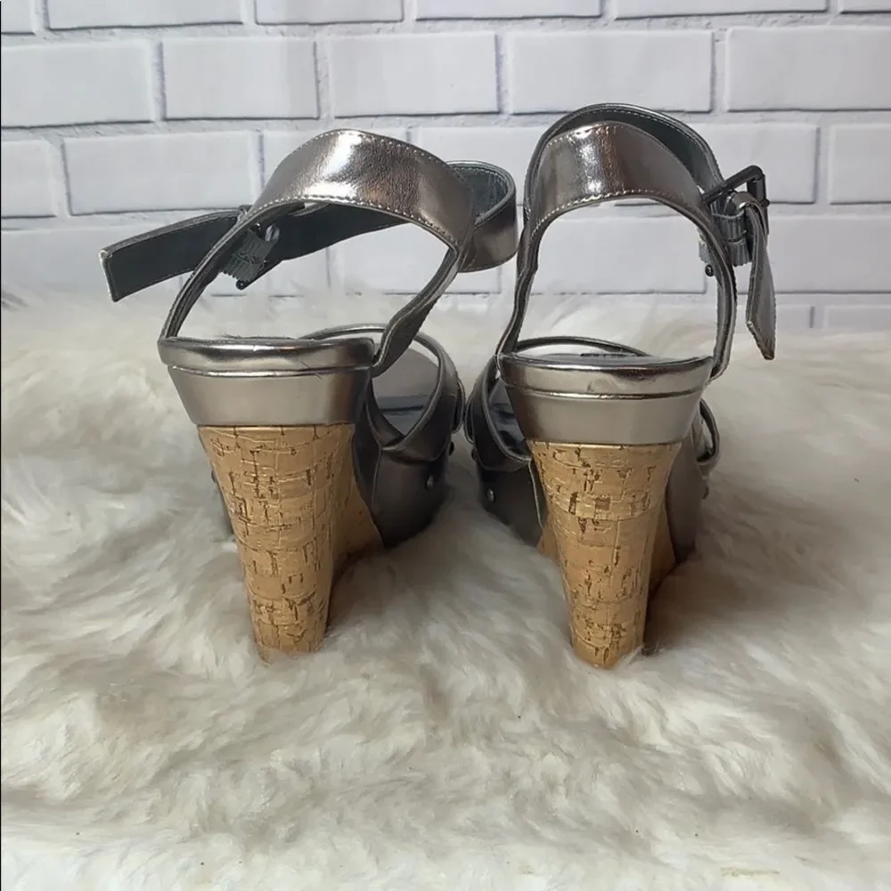 Simply Vera Nala‎ Metallic Wedge Sandals Sz 9.5